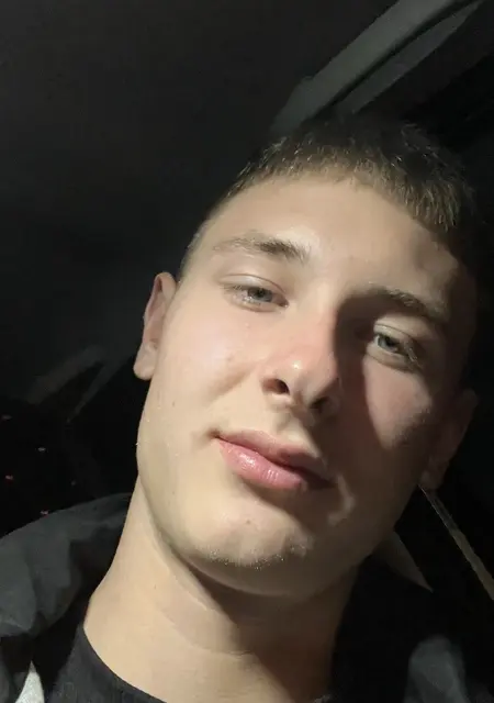 Я Сергей, 20, из Санкт-Петербурга, ищу знакомства без обязательств