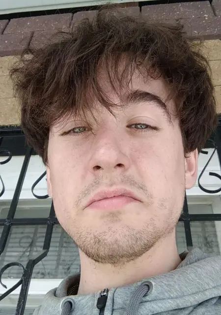 Леонид из Челябинска, мне 25, познакомлюсь для общения