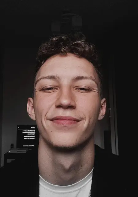Я Ростислав, 23, из Симферополя, ищу знакомства на одну ночь