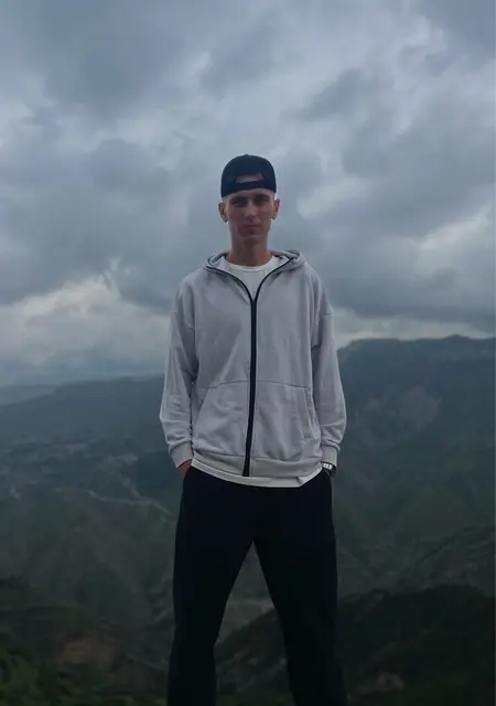 Максим из Качканара, ищу на сайте знакомства на одну ночь