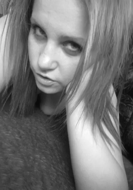 Я Инга, 18, из Русско-Высоцкого, ищу знакомство для постоянных отношений