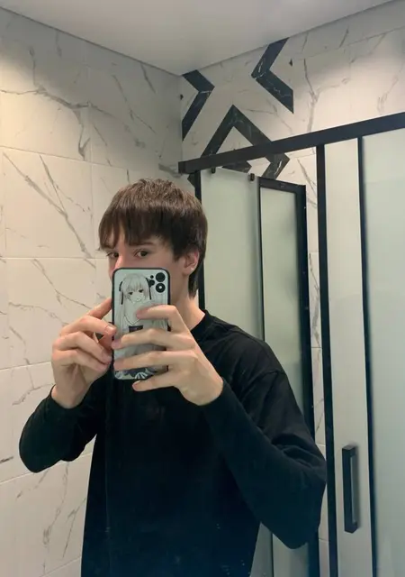 Я Арсений, 20, из Первоуральска, ищу знакомства без обязательств