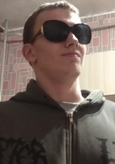 Сережа из Пикалева, мне 18, познакомлюсь для общения