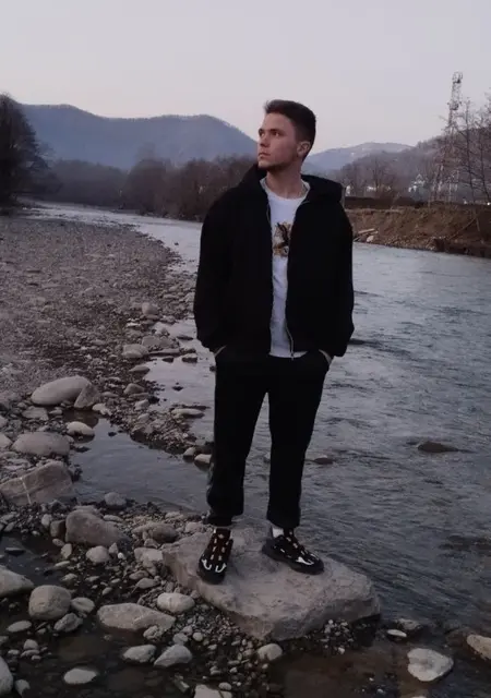 Я Илья, 22 років з Kadiivka, шукаю знайомства без зобов'язань