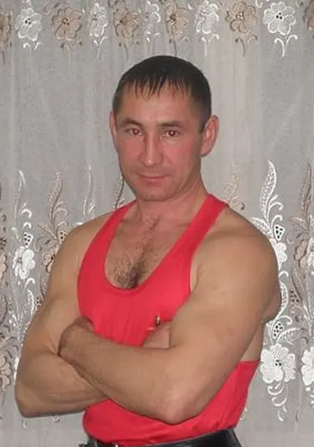 Илья из Набережных Челнов, мне 49, познакомлюсь на одну ночь