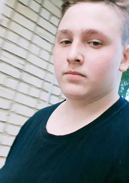 Я Сергей, 21, из Кирова, ищу знакомство для постоянных отношений