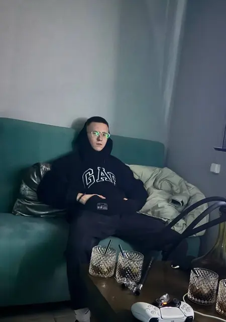 Я Денчик, 19, из Кемерово, ищу знакомство для приятного времяпровождения