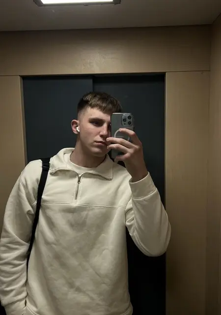 Я Дмитрий, 18, из Хабаровска, ищу знакомство для приятного времяпровождения