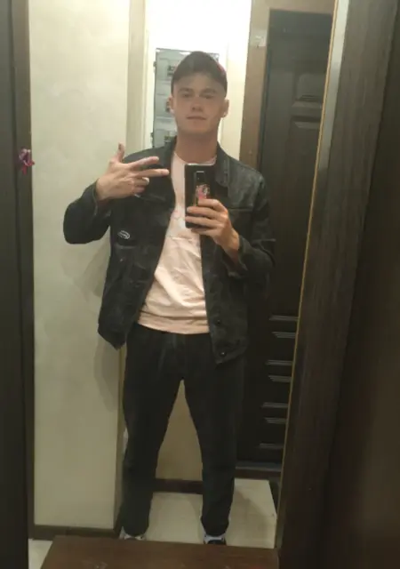 Я Иван, 21, из Арсеньева, ищу знакомства на одну ночь