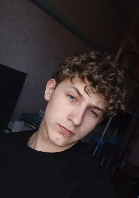 Я Александр, 18, из Иркутска, ищу знакомства без обязательств