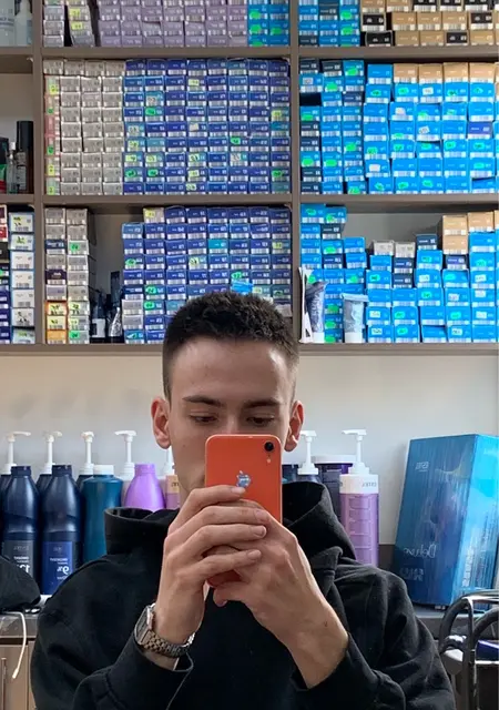 Данил из Владивостока, мне 18, познакомлюсь для общения