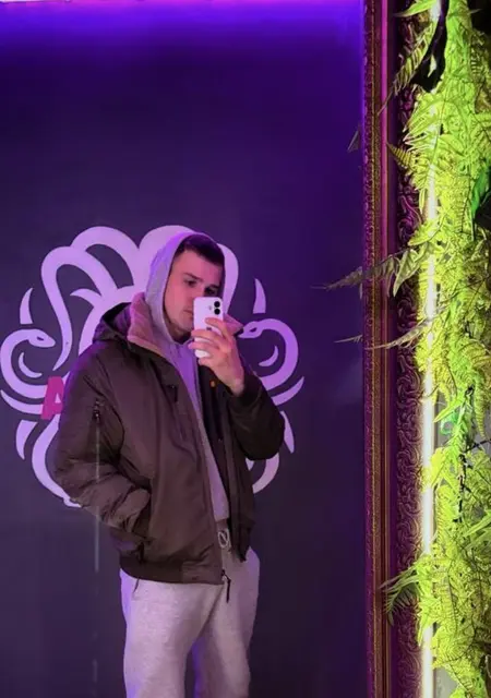 Я Игорь, 19, знакомлюсь без обязательств в Артеме