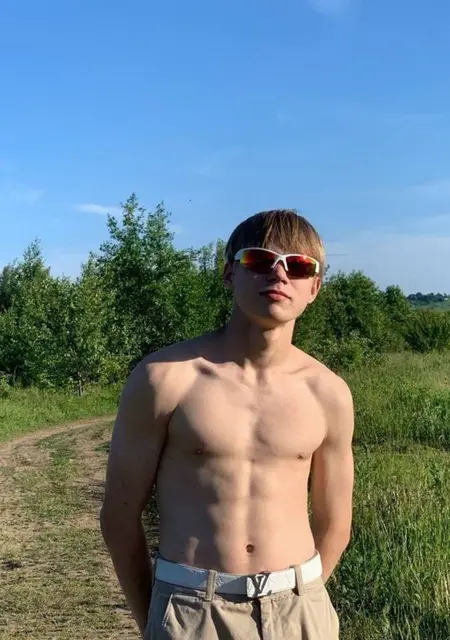 Владислав из Луги, мне 20, познакомлюсь на одну ночь