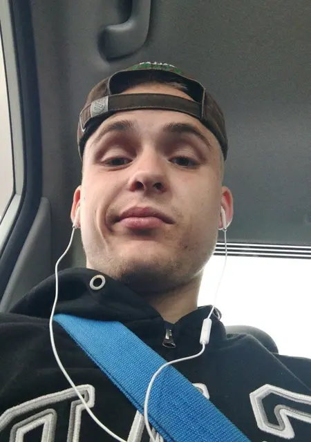 Я Maksim Sergeevich, 21, из Магнитогорска, ищу знакомство для общения