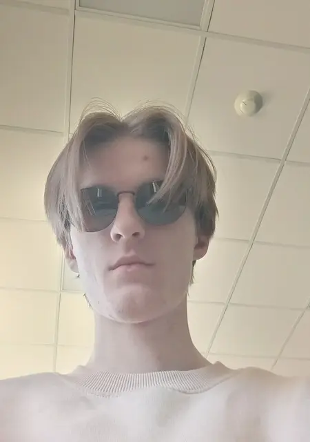 Я Кирилл, 19, из Ульяновска, ищу знакомства на одну ночь