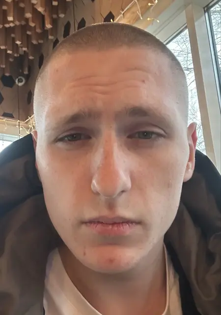 Я Ярослав, 18, из Магадана, ищу знакомство для вирта