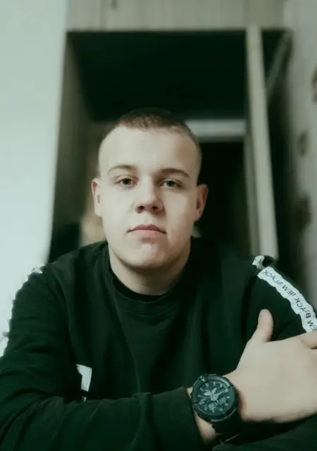 Дмитрий из Назарова, мне 21, познакомлюсь без обязательств