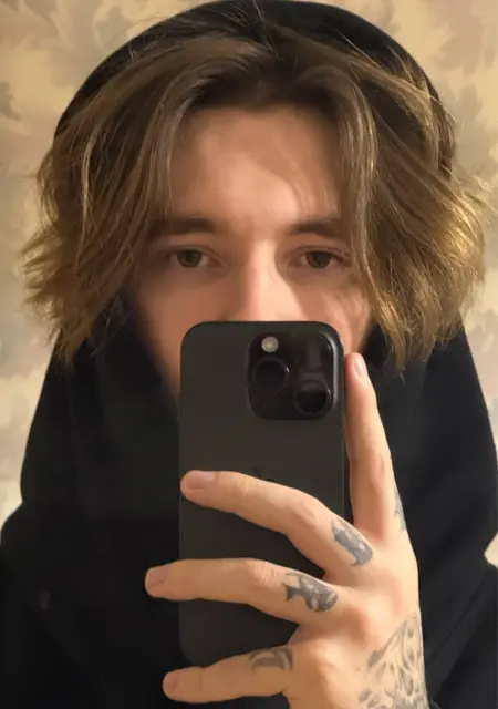 Я Сергей, 20, из Ижевска, ищу знакомство для приятного времяпровождения