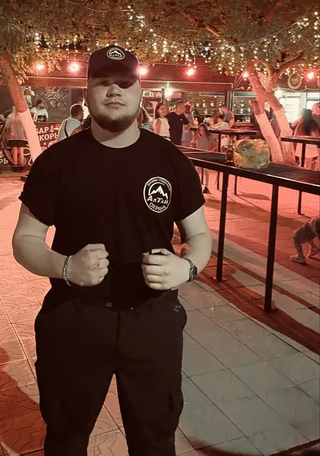 Я Иван, 20, знакомлюсь для вирта в Омске