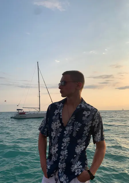 Илья из Волгограда, мне 20, познакомлюсь для открытые отношения