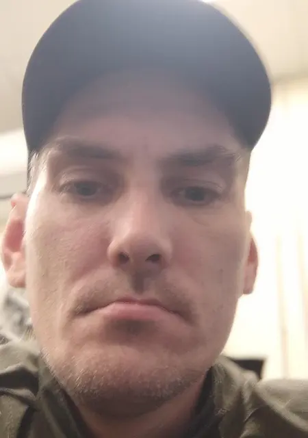 Я Артём, 42, из Смоленска, ищу знакомства без обязательств