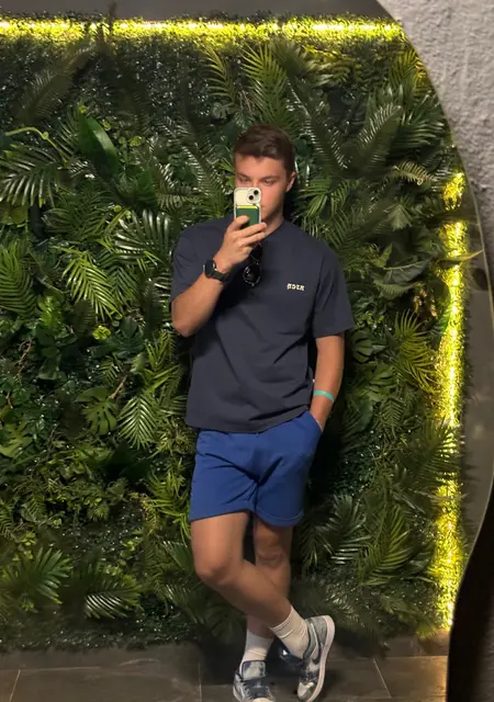 Я Димка, 20, из Анапы, ищу знакомства на одну ночь