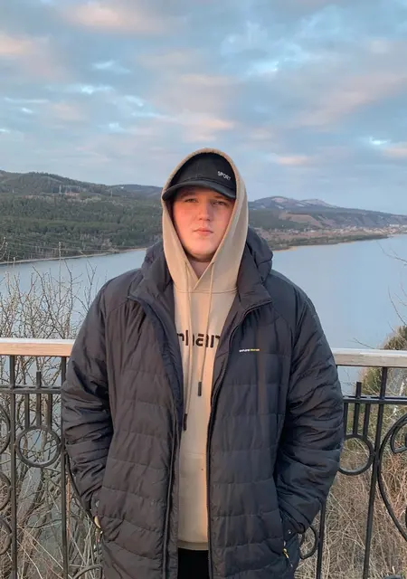 Я Ваня, 18, из Красноярска, ищу знакомства без обязательств