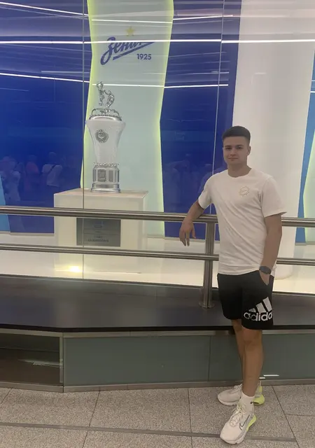 Я Виктор, 21, из Львовского, ищу знакомства на одну ночь