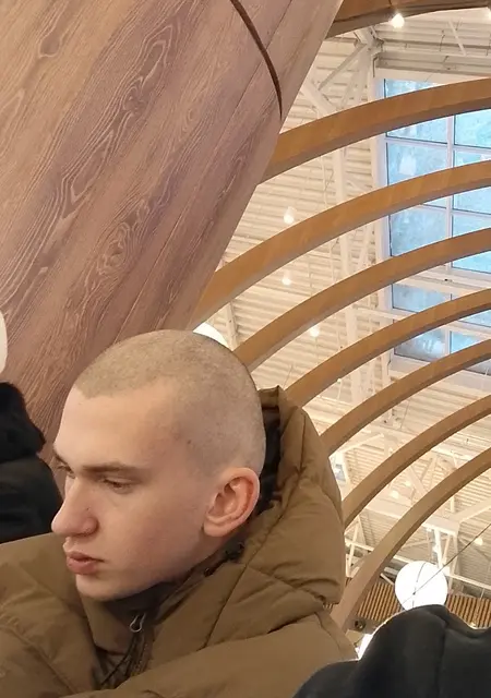 Я Эдуард, 19, из Санкт-Петербурга, ищу знакомства на одну ночь