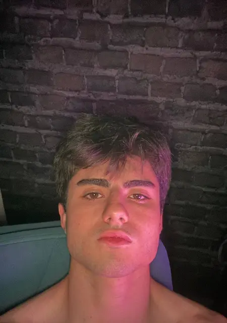 Я Артур, 19, из Ессентуков, ищу знакомство для приятного времяпровождения