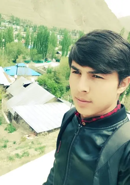 Я Дима, 25, из Дегтярска, ищу знакомства на одну ночь