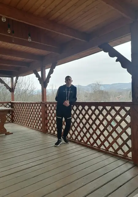 Vitaliy из Славянска-на-Кубани, мне 22, познакомлюсь для приятного времяпровождения