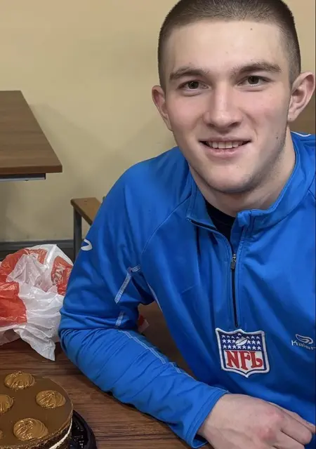 Я Денис, 25, из Электростали, ищу знакомства на одну ночь