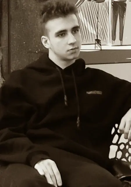 Я Олег, 18, из Мытищ, ищу знакомство для приятного времяпровождения