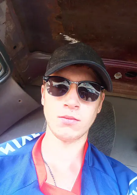 Я Саня, 21, из Валдая, ищу знакомства без обязательств