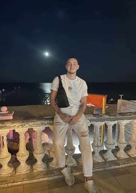 Олег из Мурино, мне 24, познакомлюсь для общения