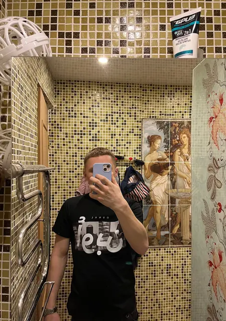 Я Артем, 19, из Анапы, ищу знакомства на одну ночь