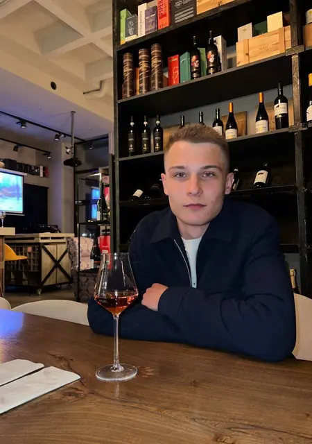 Я Vladislav, 22, из Нижневартовска, ищу знакомства без обязательств