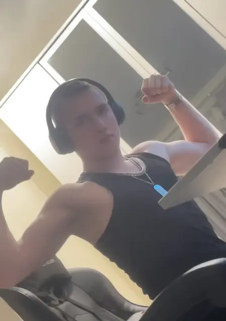 Ярослав из Гатчины, ищу на сайте знакомства на одну ночь