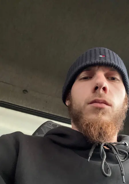 Толя из Энгельса, мне 24, познакомлюсь для открытые отношения