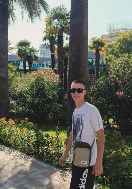 Я Илья, 24, из Кирова, ищу знакомство для открытые отношения