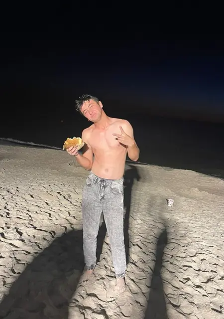 Я Bek, 20, знакомлюсь для открытые отношения в Калининграде