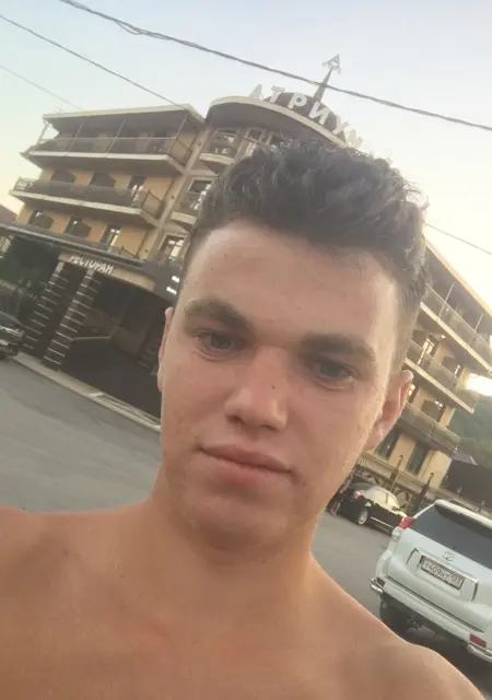 Я Александр, 21, из Краснодара, ищу знакомства без обязательств