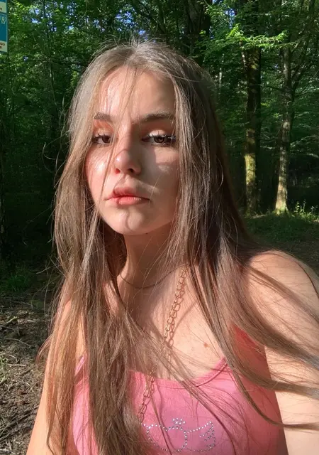 Я Арина, 23, из Омска, ищу знакомство для общения