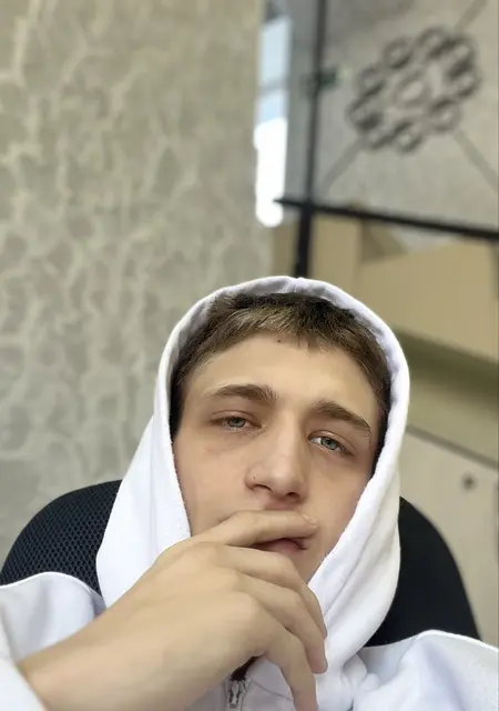 Я Степа, 18, из Санкт-Петербурга, ищу знакомство для постоянных отношений