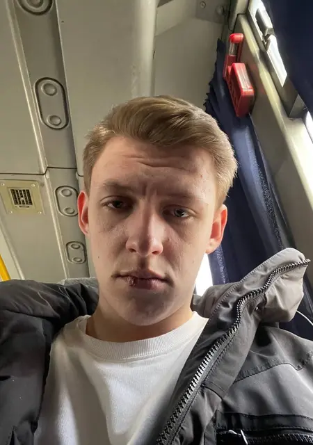 Я Артем, 21, из Новочеркасска, ищу знакомства на одну ночь