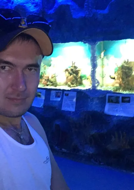 Я Вадик, 34, из Змеиногорска, ищу знакомства без обязательств