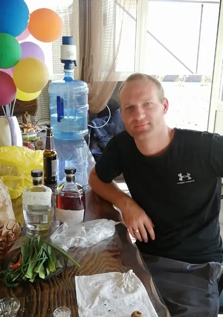 Я Игорь, 35, из Гурьевска, ищу знакомства на одну ночь