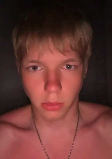Я Антон, 18, из Уфы, ищу знакомства без обязательств