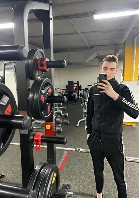 Maks из Советска, мне 23, познакомлюсь на одну ночь